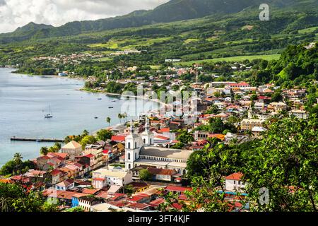 Vue panoramique de la ville de Saint Pierre avec la cathédrale Notre-Dame de l'Assomption sur la côte de l'île de Martinique Banque D'Images