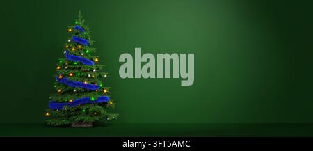 Arbre de Noël décoré avec des lumières et une guirlande bleue sur fond vert, rendu 3D Banque D'Images