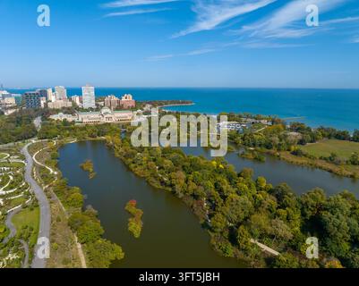 Vue aérienne de l'île boisée dans le parc Jackson avec des arbres luxuriants, de l'eau, le Musée des sciences et de l'industrie et la skyline de Chicago, Chicago, Illinois, U Banque D'Images