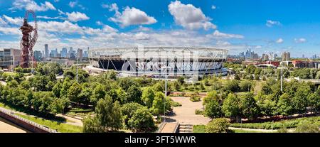 Vue panoramique de Londres, Angleterre, mettant en scène le London Stadium, domicile de West Ham United, et la sculpture ArcelorMittal Orbit. Ville en arrière-plan. Banque D'Images