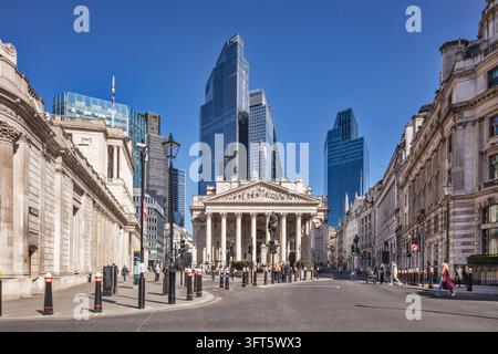 La Royal Exchange dans la City de Londres, entourée par la Banque d'Angleterre et des gratte-ciel modernes dans le quartier financier de la capitale. Banque D'Images