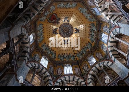 DOME EN MOSAÏQUE OR INTRICATE, CATHÉDRALE D'AACHEN, AACHEN, ALLEMAGNE : Un regard direct vers le haut sur la mosaïque dorée étonnamment détaillée du dôme octogonal du plafond de la cathédrale ancienne historique. INFO : La cathédrale d'Aix-la-Chapelle, le premier site du patrimoine mondial de l'UNESCO en Allemagne, est un chef-d'œuvre architectural carolingien fondé par Charlemagne. Fusionnant des éléments byzantins et gothiques, ce monument historique a servi de lieu de couronnement à trente et un monarques allemands. Banque D'Images