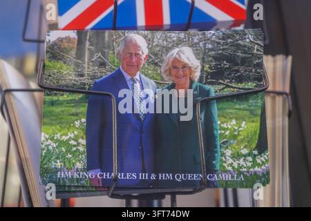 SM le roi Charles III et SM la reine Camilla sur une carte postale souvenir Banque D'Images