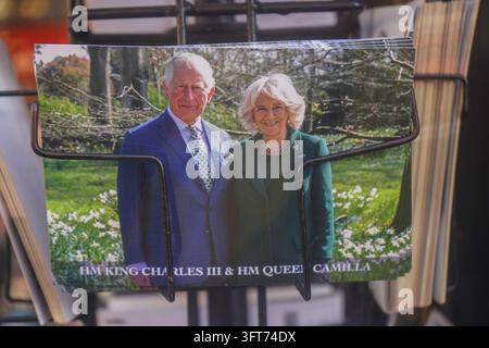 SM le roi Charles III et SM la reine Camilla sur une carte postale souvenir Banque D'Images