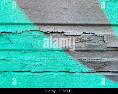 Grossissement texture abstraite d'une surface en bois patinée peinte en turquoise et gris écaillant Banque D'Images