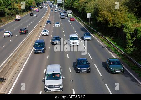 Camberley, Surrey, Royaume-Uni. 14 octobre 2026. Voitures et camionnettes circulant sur l'autoroute M3 près de Camberley. Banque D'Images