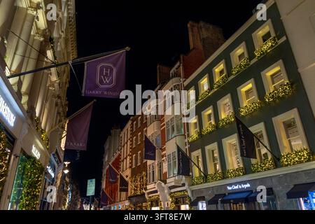 Décorations de Noël dans la rue commerçante de luxe, New Bond St, Mayfair, Londres, Angleterre. Banque D'Images
