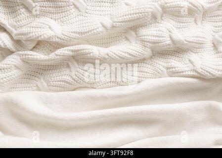 Diverses tissus tricotés blancs, textures de laine douces et chaudes comme fond pour les tricots d'automne et d'hiver. Conception de concept de maison hygge et confortable. Banque D'Images