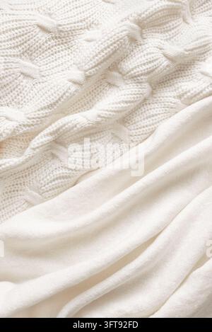 Diverses tissus tricotés blancs, textures de laine douces et chaudes comme fond pour les tricots d'automne et d'hiver. Conception de concept de maison hygge et confortable. Banque D'Images