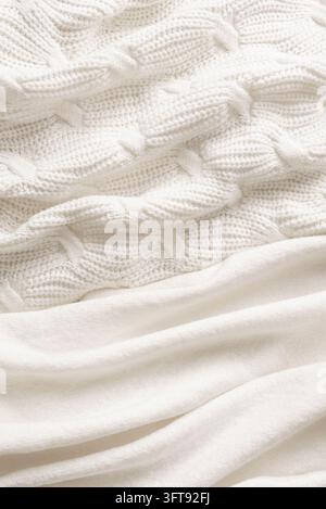 Diverses tissus tricotés blancs, textures de laine douces et chaudes comme fond pour les tricots d'automne et d'hiver. Conception de concept de maison hygge et confortable. Banque D'Images