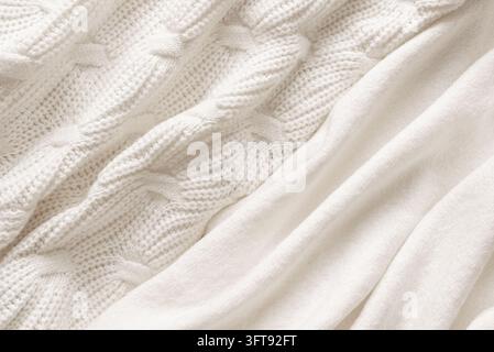 Diverses tissus tricotés blancs, textures de laine douces et chaudes comme fond pour les tricots d'automne et d'hiver. Conception de concept de maison hygge et confortable. Banque D'Images
