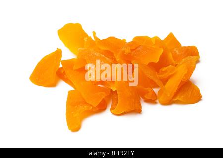 Un tas de tranches de mangue séchées orange isolées sur un fond blanc propre Banque D'Images