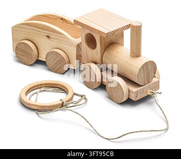 Train en bois artisanal avec voiture amovible et ficelle de traction exposé sur fond blanc Banque D'Images