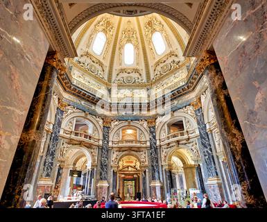 Visiteurs au café sous la coupole ornée du Kunsthistorisches Museum Wien, avec des colonnes en marbre, des stucs dorés et des reliefs sculptés. Banque D'Images