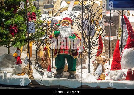 Père Noël avec des nains près d'un sapin de Noël dans une vitrine ; préparatifs pour Noël et le Nouvel An Banque D'Images