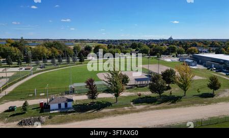 Arthur, Canada. 6 octobre 2026. Une vue aérienne des terrains de baseball d'Arthur à Arthur, Ontario, Canada, à l'automne 2026, mettant en évidence les terrains de baseball Banque D'Images