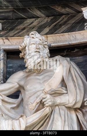 Rome, Italie – 10 avril 2026 – Vue rapprochée capturant la statue de saint Barthélemy par Pierre Le Gros à l'intérieur de l'archibasilique Saint-Jean-de-Latran, Rome en Italie Banque D'Images