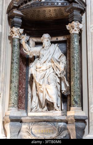 Rome, Italie - 10 avril 2026 - Une photographie sculpturale détaillée mettant en scène l'apôtre vénéré, son arme symbolique du martyre et des textes sacrés à l'intérieur de la cathédrale papale historique en Italie Banque D'Images