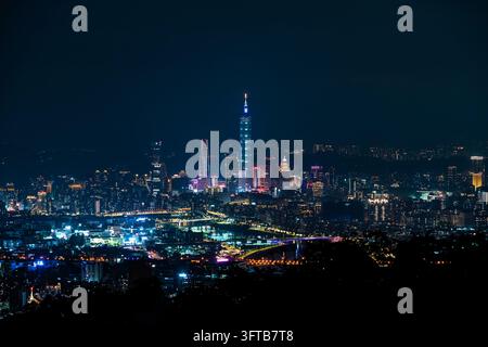 Vue aérienne de la skyline de Taipei la nuit avec Taipei 101 et des gratte-ciel illuminés à Taïwan Banque D'Images