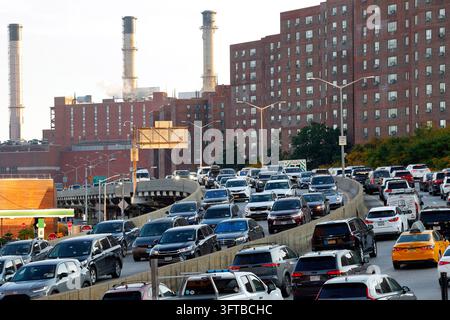 Trafic sur la FDR Highway à Manhattan, New York City, la centrale électrique Con Edison se dresse en arrière-plan. Banque D'Images