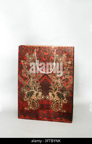 Sac cadeau en papier élégant avec un motif batik traditionnel indonésien luxueux. Banque D'Images