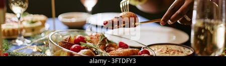 En-tête de femme noire servant du poulet rôti à une table de dîner festif de vacances Banque D'Images