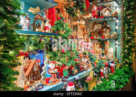 Rothenburg ob der Tauber, Allemagne – 3 décembre 2025 : boutique de Noël sur le marché de Noël dans la vieille ville médiévale. Banque D'Images