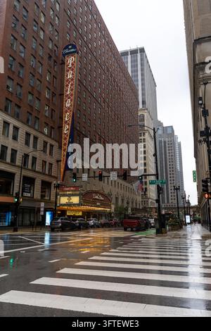 Vue de rue du théâtre historique Cadillac Palace sur North LaSalle Street dans le centre-ville de Chicago, Illinois, États-Unis, par temps pluvieux. Piéton humide c Banque D'Images