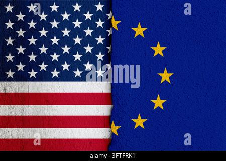 [M] Un mur en plâtre avec un rebord vertical et les drapeaux des USA et de l'UE. +++ composition photo +++ Banque D'Images
