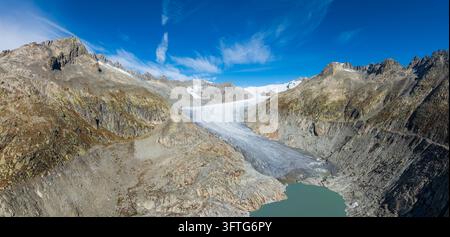 Photographie aérienne panoramique époustouflante du majestueux glacier du Rhône (Rhônegletscher) dans les Alpes suisses, montrant sa langue de glace impressionnante Banque D'Images