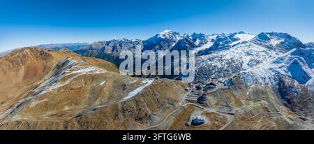 Photographie aérienne panoramique époustouflante capturée par drone montrant la zone de sommet à haute altitude du col du Stelvio (Passo dello Stelvio) dans l'A italien Banque D'Images