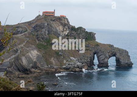 Hermitage de San Juan de Gaztelugatxe, pont de pierre sur l'île, escalier, Bermeo, Pays basque, Espagne, formation rocheuse en arche maritime Banque D'Images