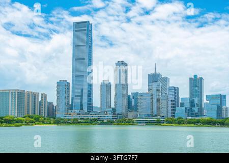 Ciel urbain panoramique de la ville moderne de Shenzhen à travers un lac urbain et un front de mer verdoyant dans le Guangdong, en Chine. Métropole contemporaine avec gratte-ciel Banque D'Images