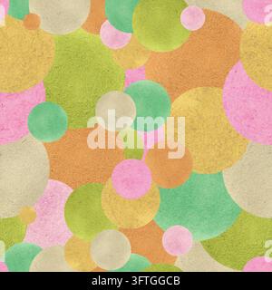 Motif abstrait sans couture avec de grands cercles aquarellés se chevauchant et des points de peinture. Fond texturé dessiné à la main en terre cuite chaude, orange, ocre a Banque D'Images