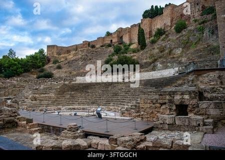 Ancien théâtre romain sous les murs de la forteresse de l'Alcazaba à Málaga, Andalousie, Espagne, sous un ciel nuageux. Banque D'Images