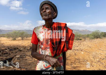 Portrait d'un homme âgé de la tribu Samburu portant un chapeau et une shuka à carreaux rouges, regardant vers le haut, Samburu County, Samburu, Kenya Banque D'Images