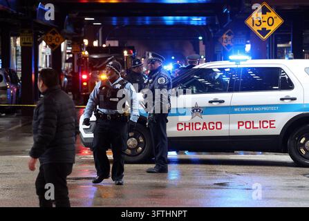 La police de Chicago enquête après que deux élèves du lycée Innovations High School ont été tués par balle sur Wabash Avenue entre les rues Madison et Washington le 26 janvier 2024 à Chicago. (Photo de Terrence Antonio James/Chicago Tribune/TNS/Sipa USA) Banque D'Images