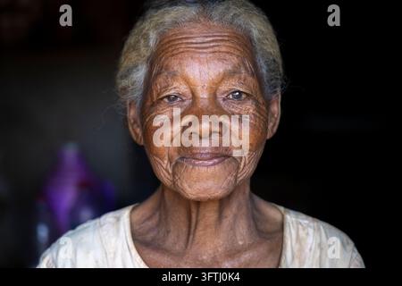 Portrait en gros plan d'une femme âgée aux cheveux gris et au visage buriné, Ihorombe, Isalo, Madagascar Banque D'Images