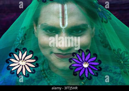 Portrait en gros plan d'un homme gay habillé pour Holi avec un tilak Vaishnava blanc et brun, Uttar Pradesh, Vrindavan, Inde Banque D'Images