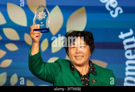 (261016) -- Pékin, 16 oct. 2026 (Xinhua) -- Yin Yuzhen assiste à une cérémonie pour les 100 Héroïnes des Systèmes Alimentaires et du Développement Rural de l'Organisation des Nations Unies pour l'Alimentation et l'Agriculture (FAO) à Rome, en Italie, le 15 octobre 2026. La pionnière chinoise de la lutte contre l'érosion des sols Yin Yuzhen a été nommée parmi les 100 Héroïnes des Systèmes Alimentaires et du Développement Rural de la FAO, une initiative mondiale de reconnaissance lancée par la FAO. Yin a passé plus de quatre décennies à combattre la désertification dans la région sablonneuse de Maowusu dans la région autonome de Mongolie-Intérieure, au nord de la Chine. Après des décennies de plantation d'arbres persévérante Banque D'Images