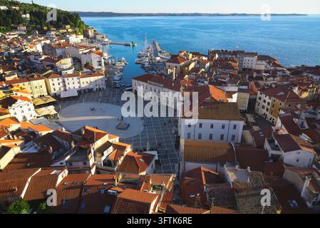 Vue en contre-plongée depuis le clocher de Saint-Georges sur la place Tartini à Piran, en Slovénie. Banque D'Images