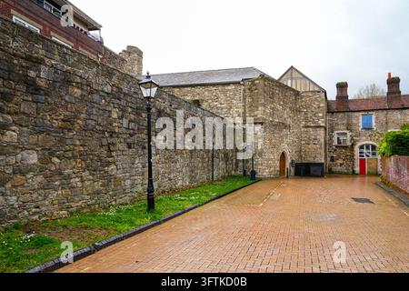 Allée piétonne pavée longeant les murs de pierre historiques de la ville et les bâtiments résidentiels modernes près de la porte du Friary à Southampton, en Angleterre Banque D'Images