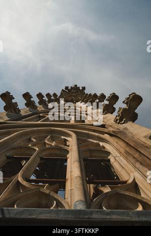 Vue à basse hauteur, perspective du ver sur les détails de la tour de la cathédrale du Münster de Berne en Suisse Banque D'Images