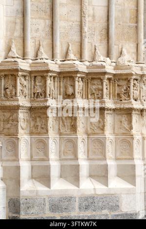 Sculptures en pierre sur la façade gothique de la cathédrale de Sens, présentant des bas-reliefs médiévaux, des colonnes élancées et des arcades ornées disposées verticalement. Sens, Banque D'Images