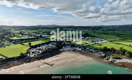Vue aérienne par drone de la plage de Traeth Bychan et des parcs de caravanes près de Moelfre, Anglesey, Pays de Galles Banque D'Images