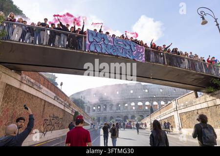 Rome, Italie. 16 oct., 2026. Rome, 16 octobre 2026 : Manifestation étudiante à Rome pour la "Journée Sans Meloni" contre le ministre Valditara et le décret-loi sur l'éducation Crédit : Independent Photo Agency/Alamy Live News Banque D'Images