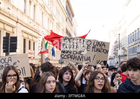 Rome, Italie. 16 oct., 2026. Rome, 16 octobre 2026 : Manifestation étudiante à Rome pour la "Journée Sans Meloni" contre le ministre Valditara et le décret-loi sur l'éducation Crédit : Independent Photo Agency/Alamy Live News Banque D'Images