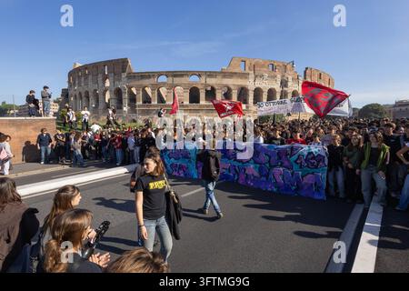 Rome, Italie. 16 oct., 2026. Rome, 16 octobre 2026 : Manifestation étudiante à Rome pour la "Journée Sans Meloni" contre le ministre Valditara et le décret-loi sur l'éducation Crédit : Independent Photo Agency/Alamy Live News Banque D'Images