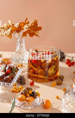 Nature morte d'automne avec une carafe de botaniques d'automne Banque D'Images
