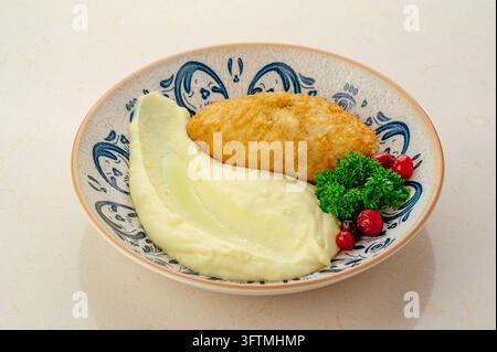 Côtelette de poulet frite avec purée de pommes de terre et canneberges Banque D'Images